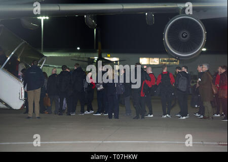 Glasgow, Royaume-Uni. 18 mars 2019. Alex McLeish - Ecosse Football Manager de l'équipe Alex McLeish (2e à partir de la droite) et l'équipe de football de l'Ecosse vu prendre l'avion de luxe avion privé dans les premières heures vu à l'aéroport de Glasgow quelques instants avant de partir pour le Kazakhstan pour jouer un match le mercredi. Le vol était due à décoller à 11h00, mais en raison d'un problème imprévu où le pilote a dû sortir de la cabine de pilotage et sur le tarmac et parler avec le personnel au sol, le vol s'est finalement éteint dans les premières heures d'aujourd'hui. Crédit : Colin Fisher/Alamy Live News Banque D'Images