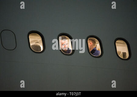 Glasgow, Royaume-Uni. 18 mars 2019. Sur la photo : Liam Kelly, de l'équipe de l'Écosse à bord avec le reste de l'équipe sur leur leur luxe jetliner avion privé dans les premières heures vu à l'aéroport de Glasgow quelques instants avant de partir pour le Kazakhstan pour jouer un match le mercredi. Le vol était due à décoller à 11h00, mais en raison d'un problème imprévu où le pilote a dû sortir de la cabine de pilotage et sur le tarmac et parler avec le personnel au sol, le vol s'est finalement éteint dans les premières heures d'aujourd'hui. Crédit : Colin Fisher/Alamy Live News Banque D'Images