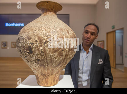 Bonhams, New Bond Street, London, UK. 18 mars, 2019. La vente de premier plan, qui a lieu le 20 mars 2019, sont des œuvres par Benoît Gilles Enwonwu et Gerard Sokoto. Image : Créateur de costumes et directeur créatif Roubi L'Roubi (photo), conservatrice de la galerie Saatchi's exposition 'Forêts et spiritueux : l'art figuratif de l'École de Khartoum", a organisé une partie de la vente d'art africain. La vente aux enchères dispose d''un choisi par l'Roubi dans une section appelée les courants créatifs du Nil notamment Mohammed Ahmed Abdalla Abbaro, du Pot (avec), 1986, estimation £3,000-5,000. Credit : Malc Banque D'Images