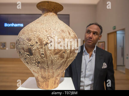 Bonhams, New Bond Street, London, UK. 18 mars, 2019. La vente de premier plan, qui a lieu le 20 mars 2019, sont des œuvres par Benoît Gilles Enwonwu et Gerard Sokoto. Image : Créateur de costumes et directeur créatif Roubi L'Roubi (photo), conservatrice de la galerie Saatchi's exposition 'Forêts et spiritueux : l'art figuratif de l'École de Khartoum", a organisé une partie de la vente d'art africain. La vente aux enchères dispose d''un choisi par l'Roubi dans une section appelée les courants créatifs du Nil notamment Mohammed Ahmed Abdalla Abbaro, du Pot (avec), 1986, estimation £3,000-5,000. Credit : Malc Banque D'Images