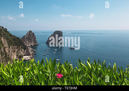 Vue des jardins d'Auguste (initialement Krupp Jardins) sur l'île de Capri, la côte de la mer Tyrrhénienne et rochers Faraglioni, oceanic rock formation. Capri Banque D'Images