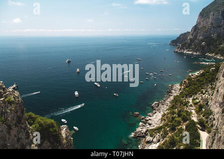 Vue du belvédère dans les jardins d'Auguste (initialement Krupp Jardins) sur l'île de Capri, la côte de la mer Tyrrhénienne et des bateaux à voile. L'Italie. Sunny da Banque D'Images