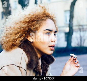 Jeune jolie fille à l'extérieur d'adolescent cigarette close up, ressemblant à du vrai junky, questions sociales concept Banque D'Images