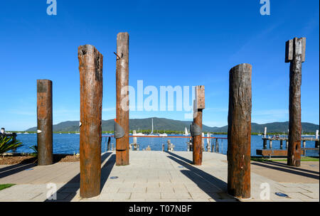 Voir des totems, l'art public sur le quai Marlin dépeignant la vie des Autochtones dans le passé la zone, Cairns, Far North Queensland, Queensland, Australie, FNQ Banque D'Images