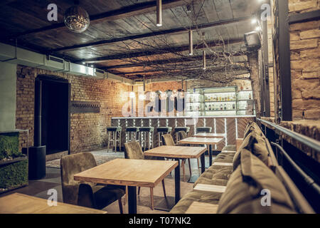 Photo de l'intérieur du bar est conçu dans un style loft Banque D'Images