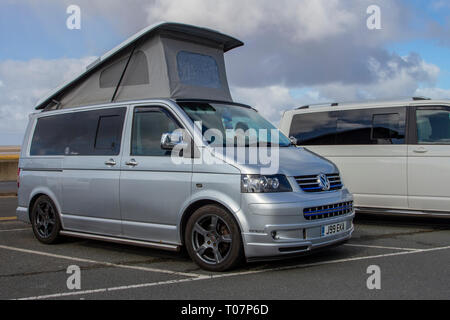 2016 argent VW Volkswagen transporter T30 130 TDI; Volkswagen Motorhomes, pop top caddy, transporter, camping-cars, kombi, combi, campervan van van van van, conversion motorhome, Vee Dub, conversions, microbus, bus, campeurs, VW Vans Banque D'Images