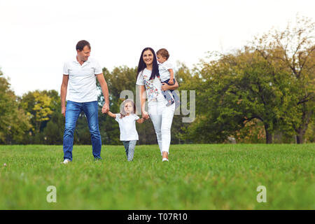 Famille avec enfants promenades dans le parc. Banque D'Images