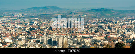 Vue panoramique sur la ville de Clermont Ferrand, Puy de Dôme. Auvergne Rhone Alpes. France Banque D'Images