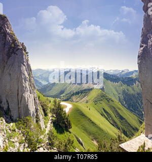 Sur les Alpes de pics, des rochers, des sentiers, des forêts et des montagnes qui entourent le lac de Genève en Suisse. Banque D'Images