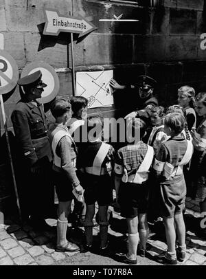 Transports / Transport, route, règlement, brigadier scolaire, la formation de patrouille pour la surveillance du trafic de l'élève, l'enseignement par la police, l'Allemagne, 1953, Additional-Rights Clearance-Info-Not-Available- Banque D'Images