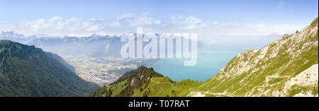 Sur les Alpes de pics, des rochers, des sentiers, des forêts et des montagnes qui entourent le lac de Genève en Suisse. Banque D'Images