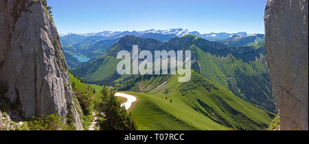 Sur les Alpes de pics, des rochers, des sentiers, des forêts et des montagnes qui entourent le lac de Genève en Suisse. Banque D'Images