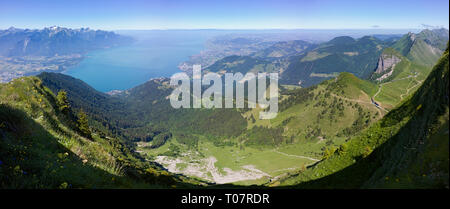 Sur les Alpes de pics, des rochers, des sentiers, des forêts et des montagnes qui entourent le lac de Genève en Suisse. Banque D'Images