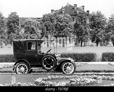 Historique des transports, voiture, véhicules, Adler K 7/15 PS, 1912, vue de droite, musée de l'automobile de Turin en Italie, 1960 Additional-Rights Clearance-Info-Not-Available- Banque D'Images