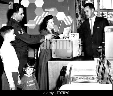 Commerce, magasin, boutique à la personne, un sous-officier de l'US Air Force avec sa famille achète un téléviseur portable, 1957, Additional-Rights Clearance-Info-Not-Available- Banque D'Images