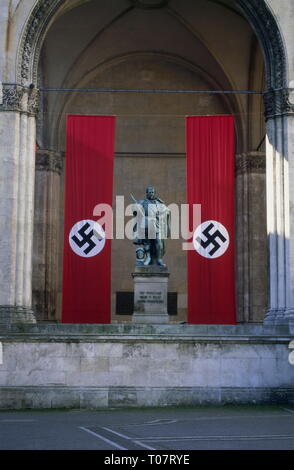 Drapeaux, drapeau, drapeaux, drapeau, Allemagne, Drapeau à croix gammée au champ, Feldherrnhalle (Maréchaux' Hall), Odeonsplatz (square), Munich, septembre 1999, à l'ocassion de la fusillade à la saga de la télévision ZDF 'Sturmzeit', statue monument Johann Tsaercles Additional-Rights Clearance-Info,--Not-Available Banque D'Images