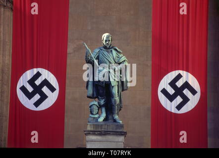 Drapeaux, drapeau, drapeaux, drapeau, Allemagne, Drapeau à croix gammée au champ, Feldherrnhalle (Maréchaux' Hall), Odeonsplatz (square), Munich, septembre 1999, à l'ocassion de la fusillade à la saga de la télévision ZDF 'Sturmzeit', statue monument Johann Tsaercles Additional-Rights Clearance-Info,--Not-Available Banque D'Images