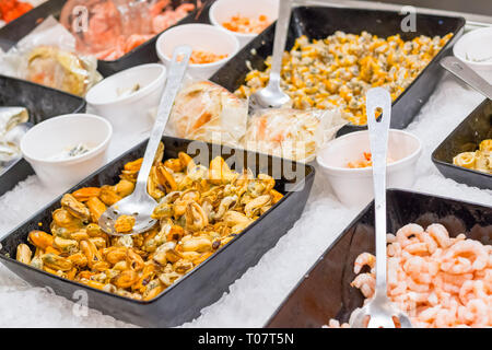 Bols de moules, coques et langoustines sur l'affichage pour la vente d'un poissonnier dans la célèbre ville balnéaire de la UK Southwold Banque D'Images