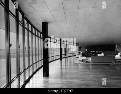 Géographie et voyages, Brésil, villes, Brasilia, résidence du Président, le Palais de l'aube (Palacio da Alvorada), construit en 1958, par Oscar Niemeyer, (1907 - 2012), vue de l'intérieur, suite, 1960, la ville, l'architecture, l'avant-garde, avant-garde, l'UNESCO, Patrimoine Mondial de l'UNESCO, le design d'intérieur, décoration d'intérieur, fenêtre, verre, avant, bardage, Soam, Additional-Rights Clearance-Info ,--Not-Available Banque D'Images