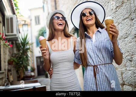 Deux jeunes amies s'amuser et de manger de la crème glacée. Banque D'Images