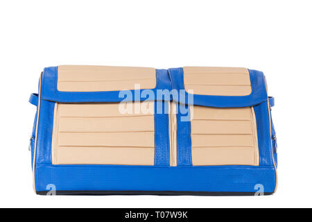 Sac en cuir beige-bleu pour stocker des choses et voyager dans le coffre d'une voiture sur un arrière-plan blanc isolé. Bagages, valise à la main Banque D'Images