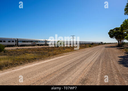 L'Indian Pacific service ferroviaire entre Perth et Sydney, Australie, est vue à un arrêt à Rawlinna, ouest de l'Australie. Banque D'Images