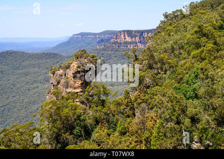 Rock formation vu depuis un belvédère donnant sur la vallée Jamison à Katoomba, Blue Mountains National Park, New South Wales, Australie. Banque D'Images