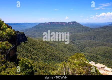 Le mont solitaire, dans la région de Blue Mountains National Park, vu de Allambie lookout, Katoomba, New South Wales, Australie. Banque D'Images