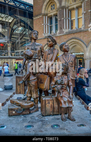 Denkmal, Kindertransport - Die Ankunft, Vorplatz, la gare de Liverpool Street, Londres, Angleterre, Grossbritannien Banque D'Images