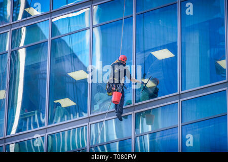 Fensterputzer, Hochhaus, du quartier financier, Londres, Angleterre, Grossbritannien Banque D'Images