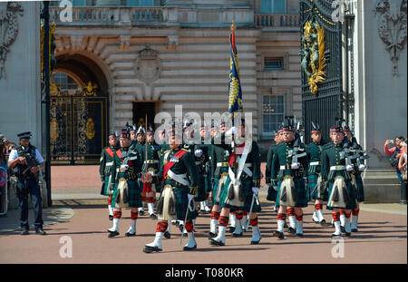 Régiment Royal d'Écosse, la relève de la garde, Buckingham Palace, Londres, Angleterre, Grossbritannien Banque D'Images