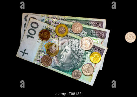 100 zlotys factures et pièces en Pologne groszy. Papier monnaie polonaise une centaine d'argent isolé sur fond noir, vue du dessus Banque D'Images