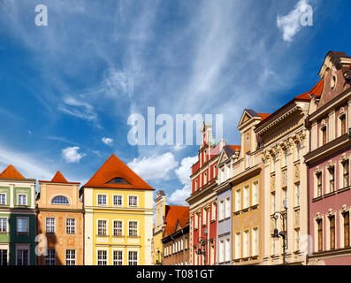 La vieille ville de Poznan façades de maisons colorées contre le ciel, la Pologne. Banque D'Images