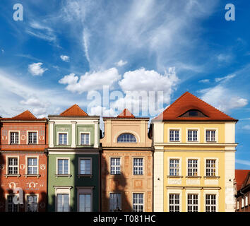 La vieille ville de Poznan façades de maisons colorées contre le ciel, la Pologne. Banque D'Images