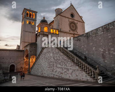 L'Italie, l'Ombrie, Assisi, coucher de soleil sur San Francesco d'Assisi basilica Banque D'Images