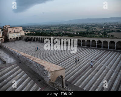 L'Italie, l'Ombrie, Assisi, coucher de soleil sur San Francesco d'Assisi basilica Banque D'Images