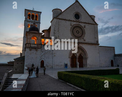 L'Italie, l'Ombrie, Assisi, coucher de soleil sur San Francesco d'Assisi basilica Banque D'Images