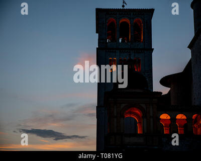 L'Italie, l'Ombrie, Assisi, coucher de soleil sur San Francesco d'Assisi basilica Banque D'Images