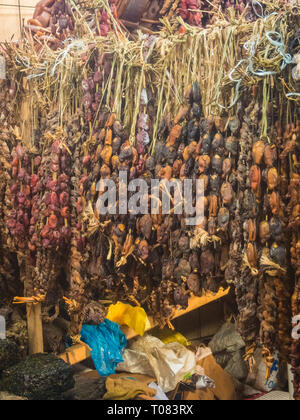 Les moules à sec dans un marché dans l'île de Chiloé, la ville de Castro. La nourriture typique de la Patagonie, au Chili. Banque D'Images