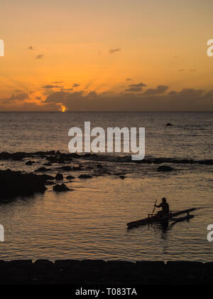 L'homme dans un bateau dans l'île de Pâques pendant le coucher du soleil Chili Banque D'Images