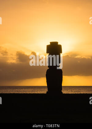 Silhouette Moai au coucher du soleil dans l'île de Pâques dans la région de tahai ahu tahai Banque D'Images