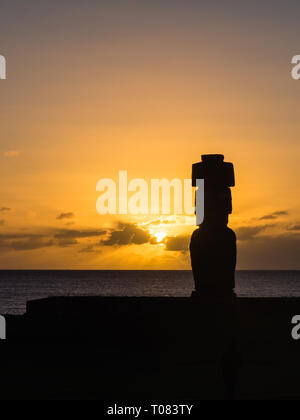 Moia silhouette dans l'île de Pâques pendant le coucher du soleil Banque D'Images