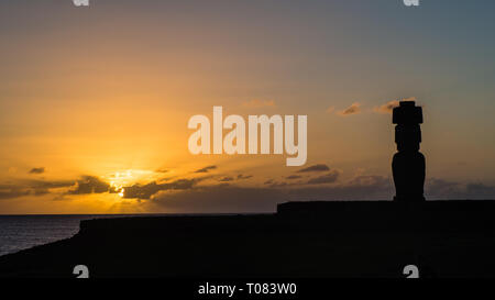 Moia silhouette dans l'île de Pâques pendant le coucher du soleil Banque D'Images