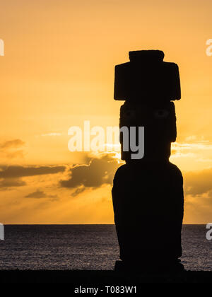 Moia silhouette dans l'île de Pâques pendant le coucher du soleil Banque D'Images