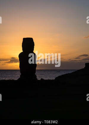 Moia silhouette dans l'île de Pâques pendant le coucher du soleil Banque D'Images
