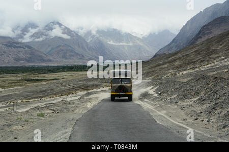 Le Ladakh, Inde - Juillet 19, 2015. Un camion en marche sur route de montagne au Ladakh, Inde. Le Ladakh est réputé pour sa beauté et la culture de montagne. Banque D'Images