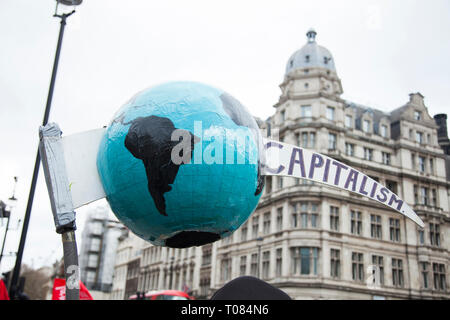 Personnes avec des banderoles de protestation dans le cadre d'un changement climatique mars Banque D'Images