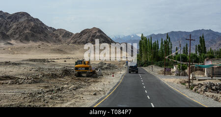 Le Ladakh, Inde - Juillet 19, 2015. Route de montagne au Ladakh, au nord de l'Inde. Le Ladakh est réputé pour sa beauté et la culture de montagne. Banque D'Images