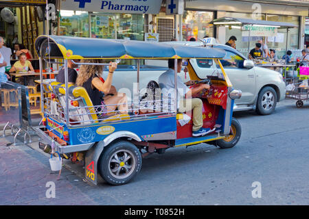 Tuk-tuk, Thanon Ram, Buttri Banglamphu road, Road, Bangkok, Thaïlande Banque D'Images