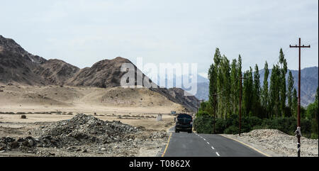 Le Ladakh, Inde - Juillet 19, 2015. Route de montagne au Ladakh, au nord de l'Inde. Le Ladakh est réputé pour sa beauté et la culture de montagne. Banque D'Images